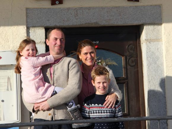 Familie Tump auf ihrer Almhütte