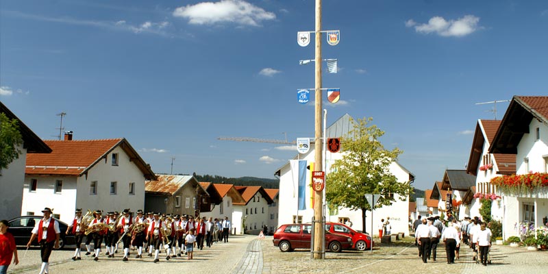 Dorfplatz in Hinterschmiding am Festtag