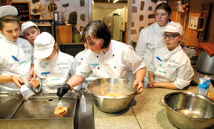 Kinder beim kochen