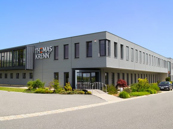 Das Firmengebäude von Thomas Krenn mit moderner Architektur und großen Fenstern.