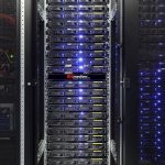 Ein Server-Rack mit mehreren Servern, die durch blaue LEDs beleuchtet werden.