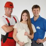 Drei Personen in Arbeitskleidung, darunter ein Bauarbeiter mit Helm, eine Frau mit Ordner und ein Mann in blauer Arbeitskleidung.