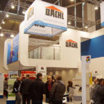 Messestand von Bachl mit einem großen Logo und Besuchern auf einer Fachmesse.