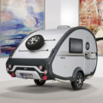 Knaus Tabbert Wohnwagen mit einem kompakten Design und einem Ersatzreifen auf der Rückseite.