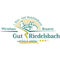 Logo des Bierhotels mit stilisierten Figuren und einer Bergsilhouette.