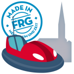 Rotes Autoscooter-Fahrzeug mit einem blauen Logo und einem Kirchturm im Hintergrund.