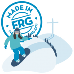 Aufkleber mit einem Snowboarder auf einer verschneiten Piste und einem Bergkreuz im Hintergrund.