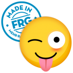 Gelbes Emoji mit einem zwinkernden Auge und herausgestreckter Zunge, umgeben von einem blauen Aufkleber.