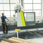 U.PRO Maschinenarbeitsplatz mit einem Bediener, der an der Maschine arbeitet.