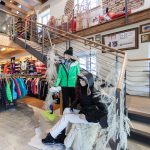 Zwei Schaufensterpuppen in Sportbekleidung in einem Bekleidungsgeschäft.