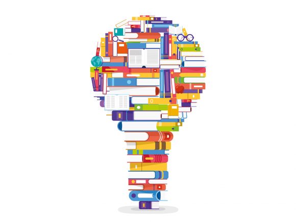 Ein Fragezeichen aus bunten Buchrücken und Schulmaterialien in verschiedenen Farben und Größen.
