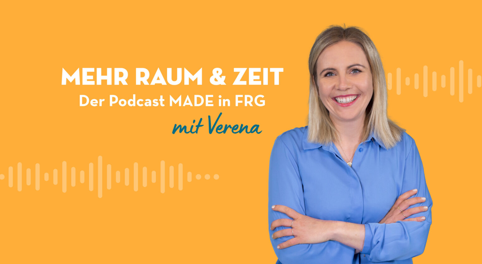 Frau mit blauer Bluse und verschränkten Armen vor einem orangefarbenen Hintergrund, Podcast-Logo im Bild.