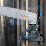 KUKA Roboterarm mit einem Greifer, der für verschiedene Anwendungen konzipiert ist.