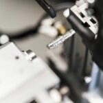 Nahaufnahme eines mechanischen Bauteils mit einem transparenten Element in der Mitte.
