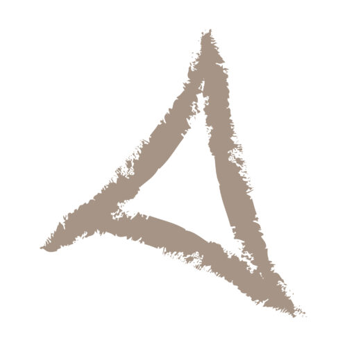 Beige, skizzenhaftes Dreieck, das mit einem Pinselstrich auf weißem Hintergrund gezeichnet ist.