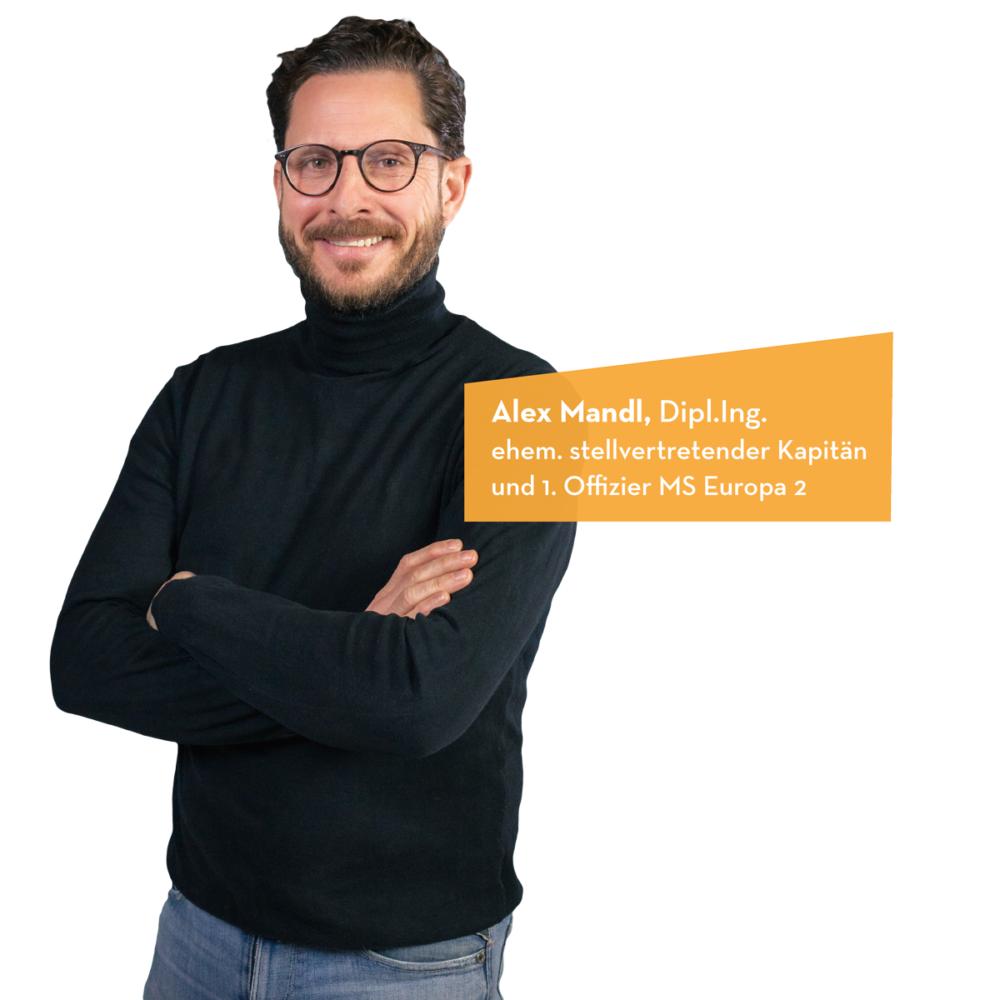 Porträt von Alex Mandl, Dipl.Ing. mit schwarzem Rollkragenpullover und Brille.