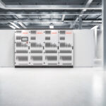 Neoom BLOKK Energie Speicher mit mehreren Modulen in einem modernen Raum.
