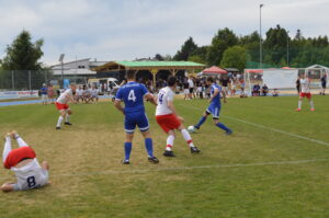 Zwei Fußballspieler in blauen und weißen Trikots während eines Spiels auf dem Feld.