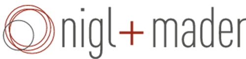 Logo von Nigl und Mader mit stilisierten Buchstaben in Rot und Schwarz.