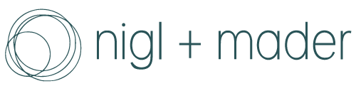 Logo von Nigl + Mader in petrolfarbener Schrift auf transparentem Hintergrund.