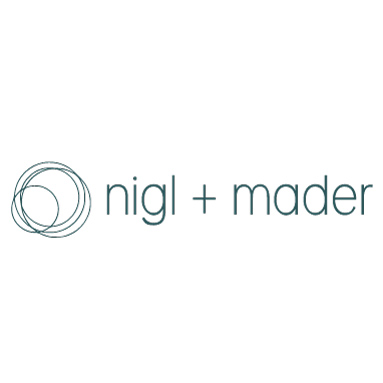 Logo von Nigl + Mader in petrolfarbener Schrift mit grafischen Elementen.