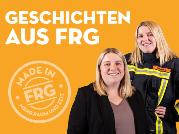 Zwei Frauen, eine im Business-Outfit und die andere in Arbeitskleidung, vor einem orangefarbenen Hintergrund.