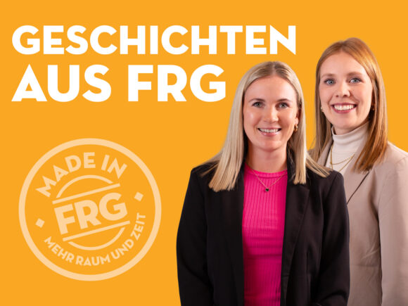 Zwei Frauen stehen nebeneinander vor einem orangefarbenen Hintergrund mit dem Text 'Geschichten aus FRG'.