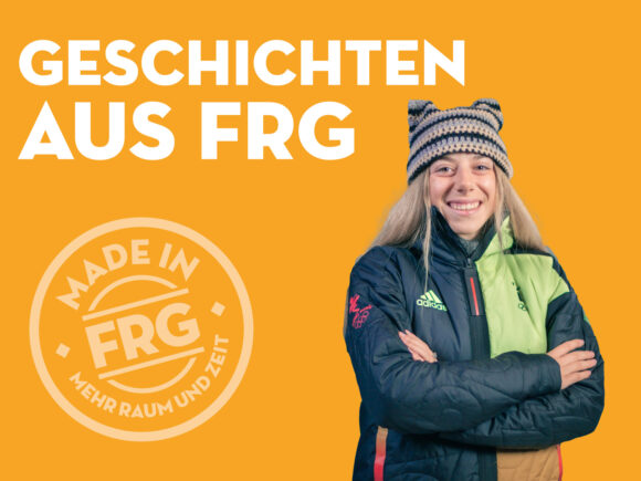 Junge Frau mit Mütze und Jacke, die vor einem orangefarbenen Hintergrund steht.