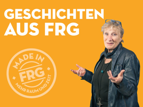 Hannelore Hopfer steht vor einem orangefarbenen Hintergrund und gestikuliert mit beiden Händen.