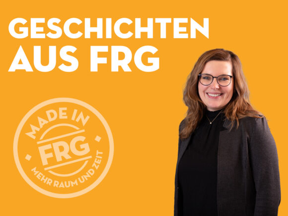 Frau mit Brille und schwarzem Oberteil vor orangefarbenem Hintergrund, lächelnd.