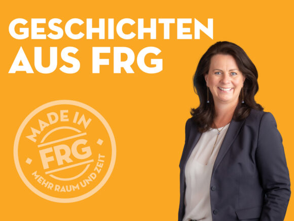 Frau mit schwarzem Haar in einem grauen Blazer vor einem orangefarbenen Hintergrund mit Text.