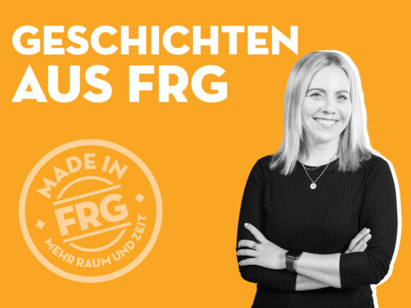 Frau mit blonden Haaren und schwarzem Oberteil lächelt vor orangefarbenem Hintergrund.