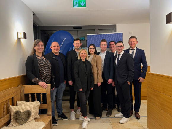 Eine Gruppe von neun Personen posiert für ein Foto bei der Jahreshauptversammlung 2024.