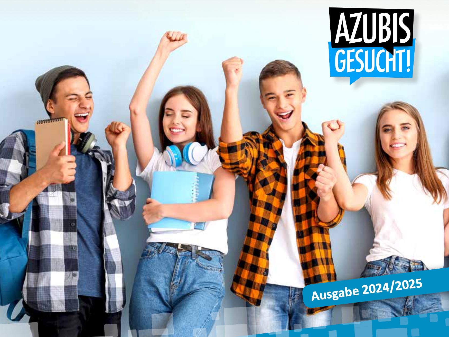 Vier junge Menschen, die fröhlich mit Schulmaterialien posieren und die Arme heben.