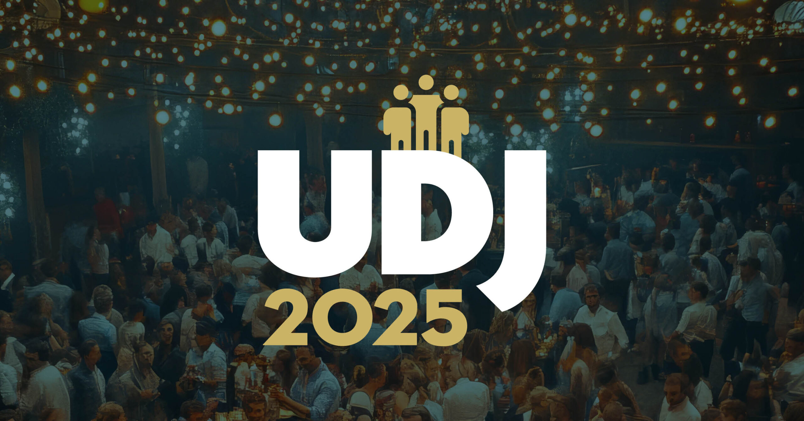 Logo von UDJ 2025 vor einer Menschenmenge mit Lichtern im Hintergrund. Logo von UDJ 2025 vor einer Menschenmenge mit Lichtern im Hintergrund.