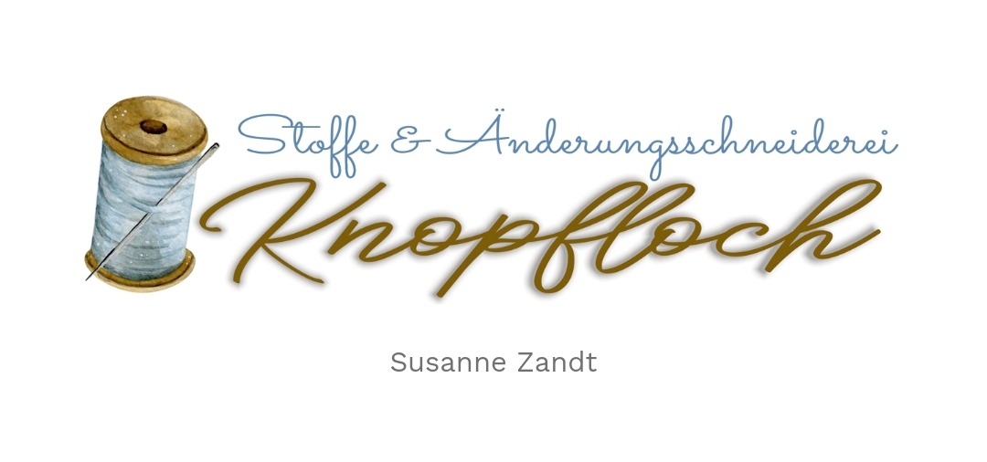 Nähgarnspule mit blau-grauem Faden und Schriftzug „Knopfloch“ von Knopfloch Stoffe & Änderungsschneiderei, darunter Susanne Zandt.