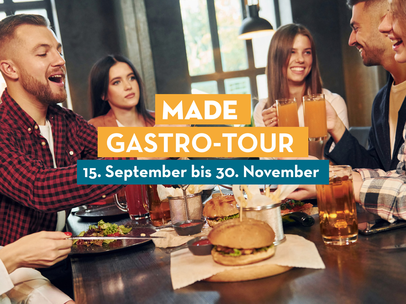 Bei der MADE in FRG Gastro-Tour im Landkreis Freyung-Grafenau stoßen junge Leute im Restaurant auf Genuss und gemeinsame Veranstaltungen an.