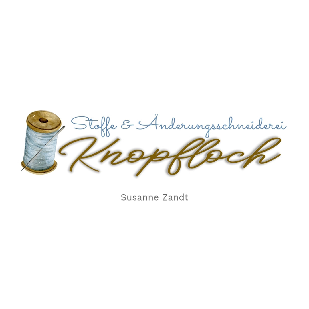 Schriftzug „Stoffe & Änderungsschneiderei Knopfloch“ mit Nähfaden-Spule in Blau und Weiß sowie Name „Susanne Zandt“