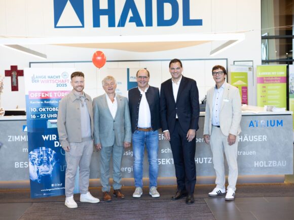 Fünf Männer stehen im HAIDL-Atrium vor Messeständen und Bannern zur AuA 2025, der Ausbildungs- und Arbeitsbörse Freyung-Grafenau.