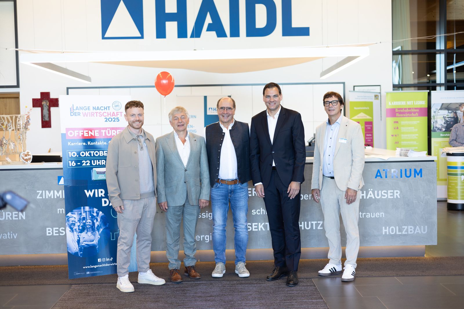 Fünf Männer stehen im HAIDL-Atrium vor Messeständen und Bannern zur AuA 2025, der Ausbildungs- und Arbeitsbörse Freyung-Grafenau.