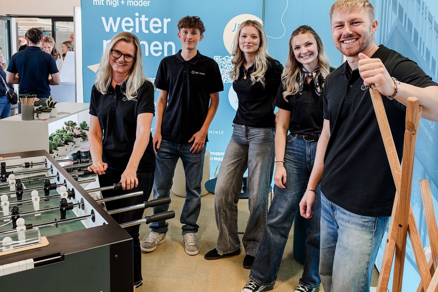 Fünf Mitarbeitende von nigl + mader stehen lächelnd am Messestand der Ausbildungs- und Arbeitsbörse AuA 2026 in Röhrnbach.