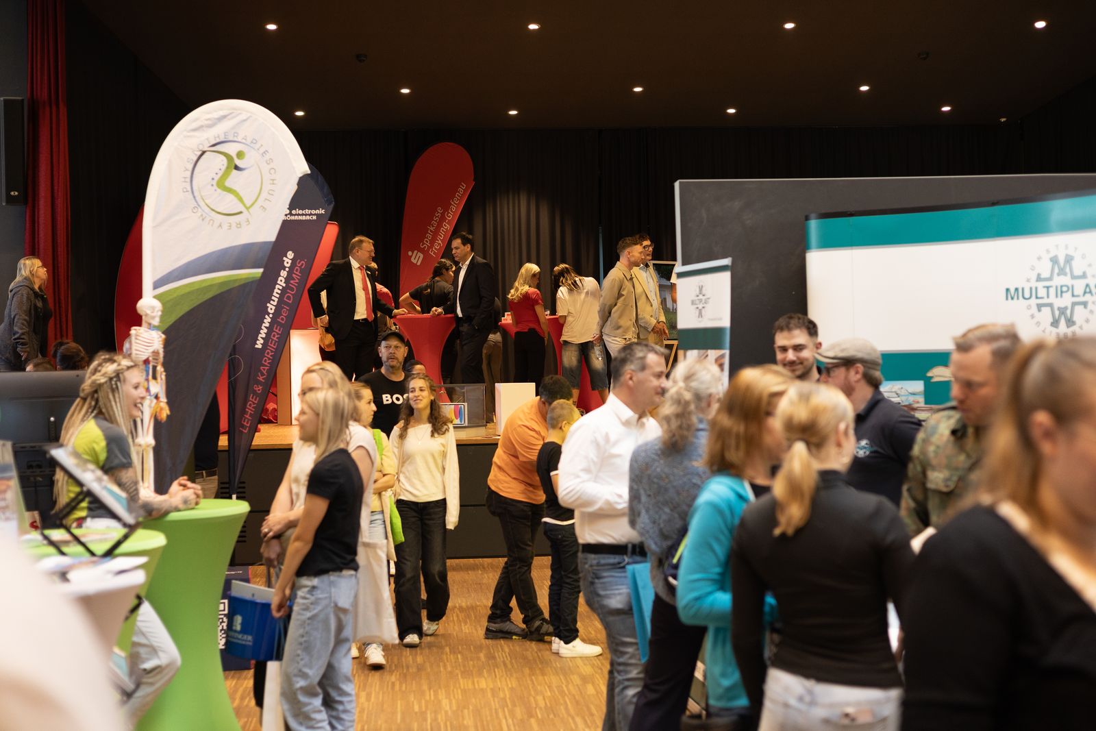 Besucherinnen und Besucher erkunden Stände regionaler Aussteller bei der AuA 2025 im HAIDL-Atrium in Röhrnbach.