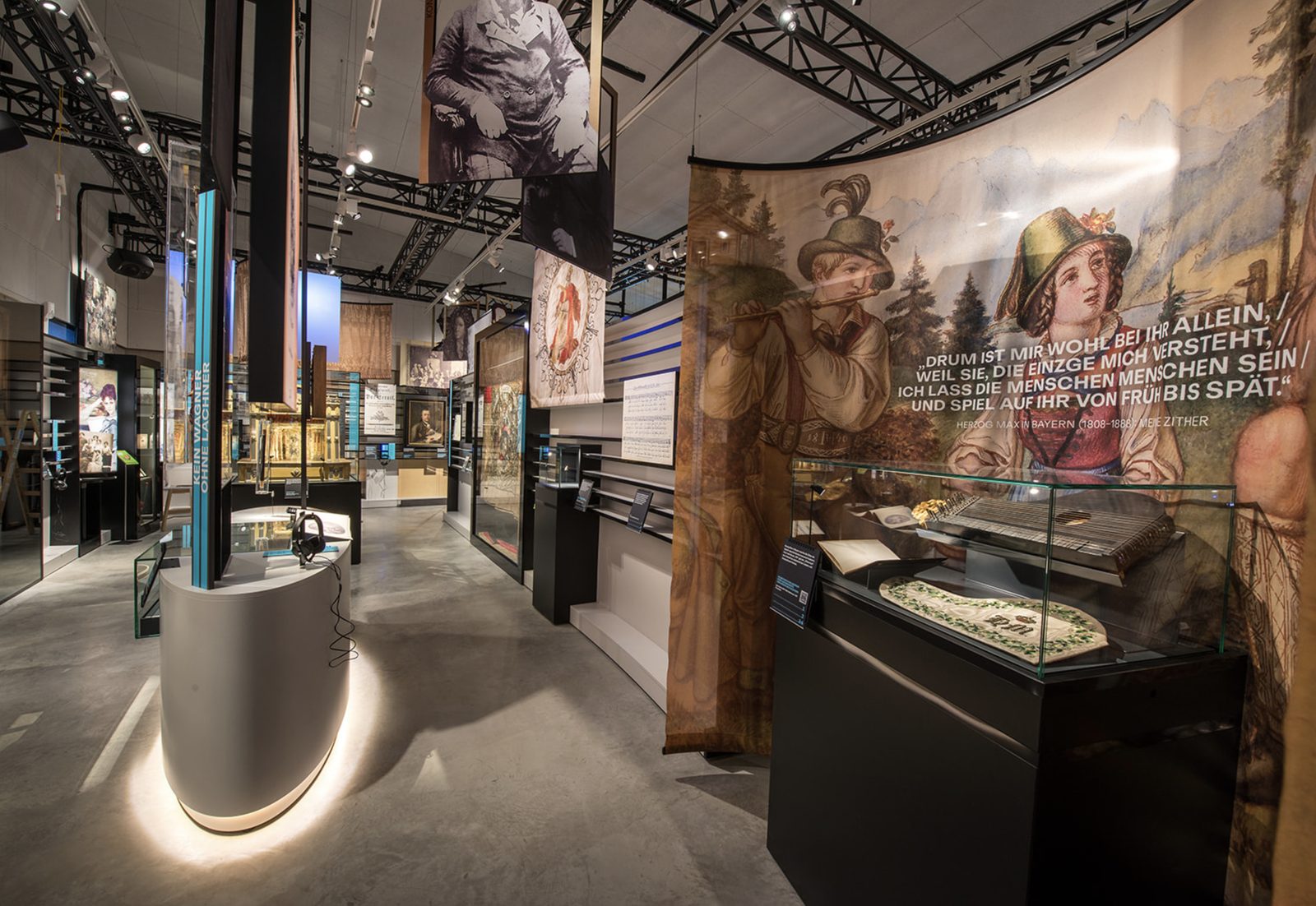 Im TonYversum in Freyung zeigen Banner historische Musikdarstellungen und eine Vitrine mit Zither und weiteren Exponaten.
