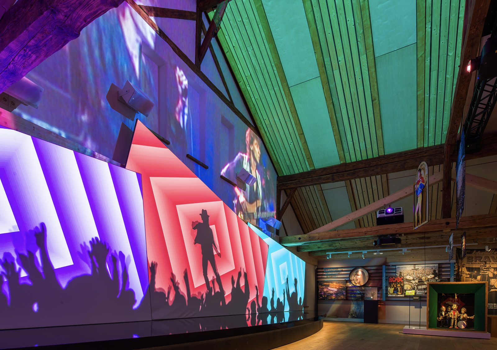 Eine multimediale Rock- und Pop-Ausstellung zeigt auf großen Projektionsflächen Musiker und jubelnde Fans im TonYversum in Freyung.