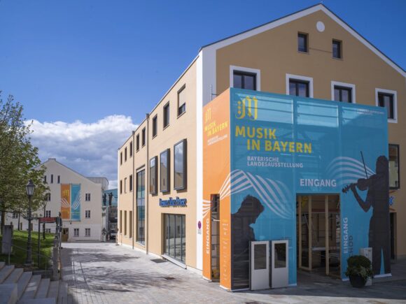 Am TonYversum in Freyung markiert eine blau-orange Verkleidung mit dem Schriftzug „Musik in Bayern“ den Eingang der Landesausstellung.