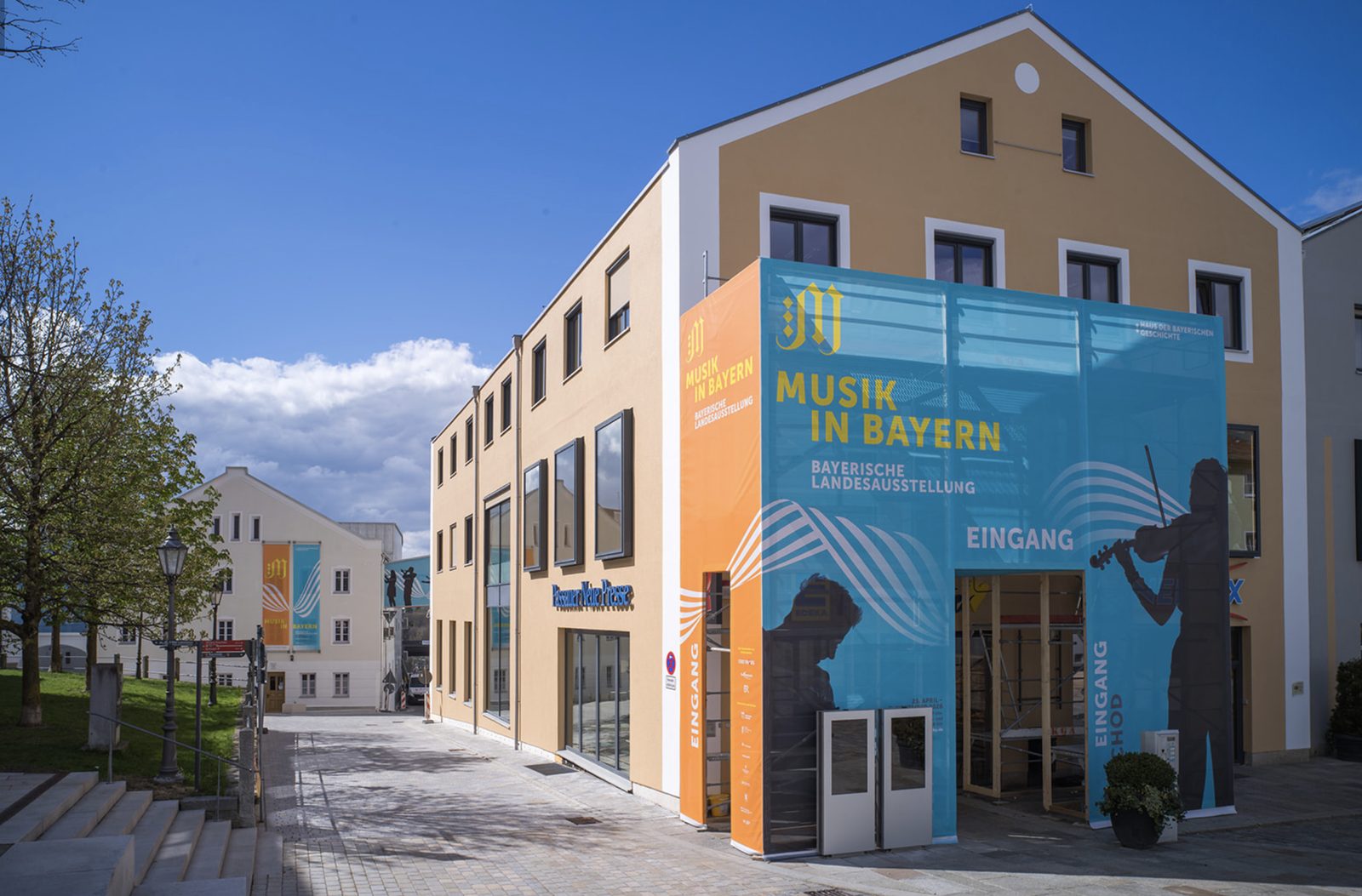 Am TonYversum in Freyung markiert eine blau-orange Verkleidung mit dem Schriftzug „Musik in Bayern“ den Eingang der Landesausstellung.